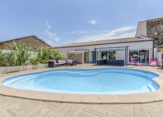Magnificent Holiday Home in Bize-Minervois with Jacuzzi