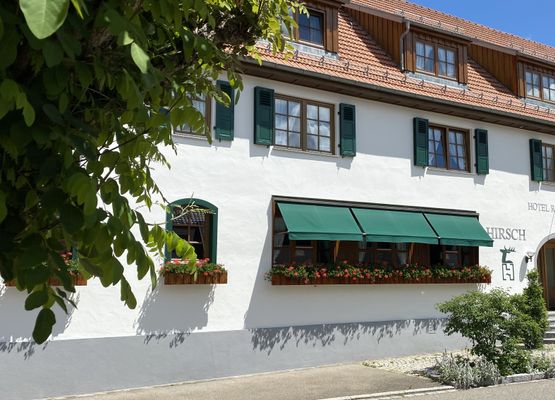 Romantik Hotel l Restaurant Hirsch, (Sonnenbühl). Juniorsuite Wiesenberg, 28 qm, Badezimmer mit Badewanne