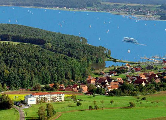 Seehotel_Zur Hopfenkönigin - Ferienwohnung Igelsbachsee mit Westbalkon/Landschaftsblick