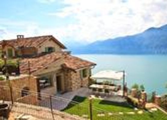 Exclusive Villa on private estate with stunning lake panorama, natural pool and outdoor Hot Tub 